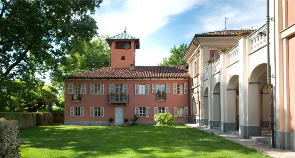 budynek z wieżą zegarową na górze w obiekcie Villa Fiorita w mieście Castello di Annone