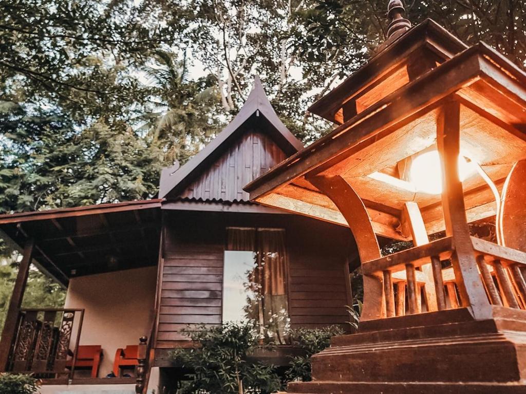 a cabin in the woods with a roof at Leeloo Paradise in Khanom