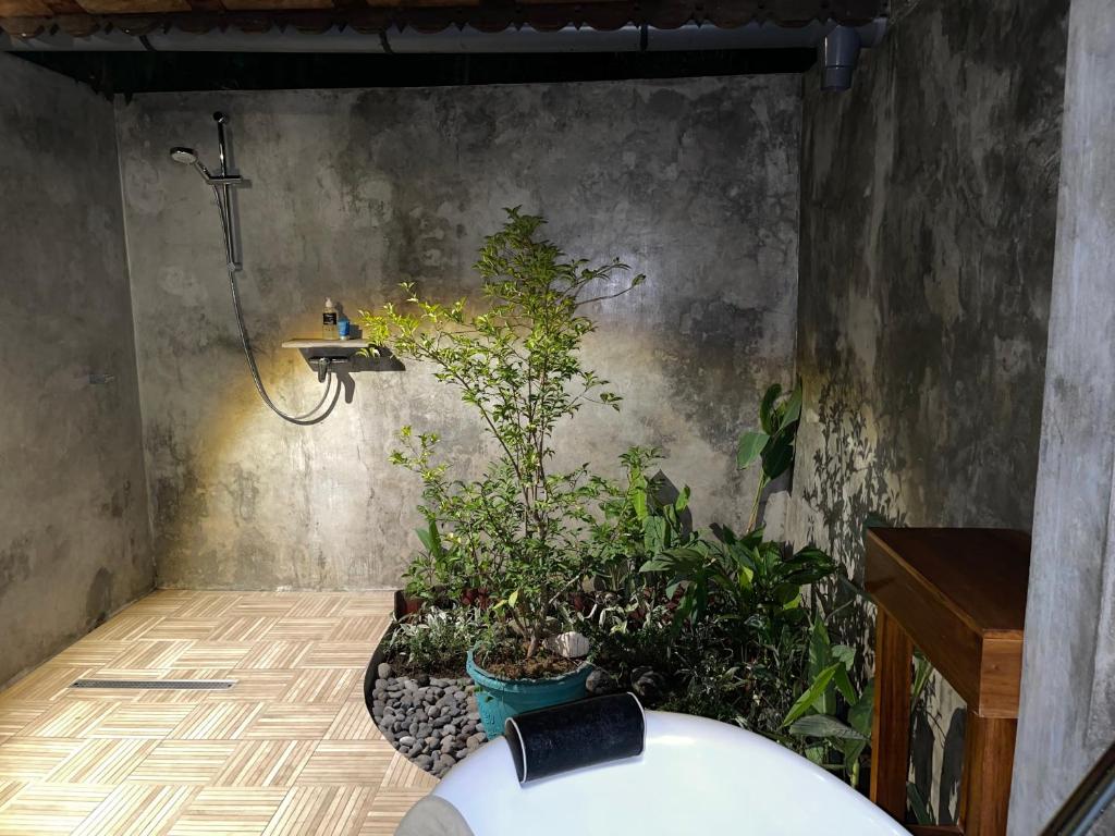 baño con lavabo y planta en Meriki Losari Villas, in the heart of Bali island, en Sukawati