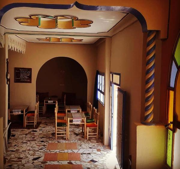 Auberge Restaurant Targa Taliouine في تالوين: غرفة طعام مع طاولة وكراسي