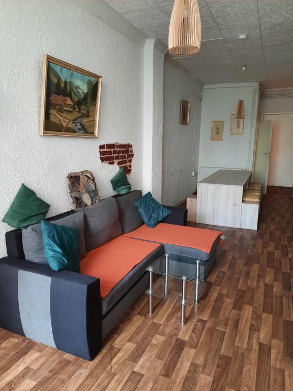 un soggiorno con divano e tavolo di Spacey,central apartment near Alexanderplatz a Berlino