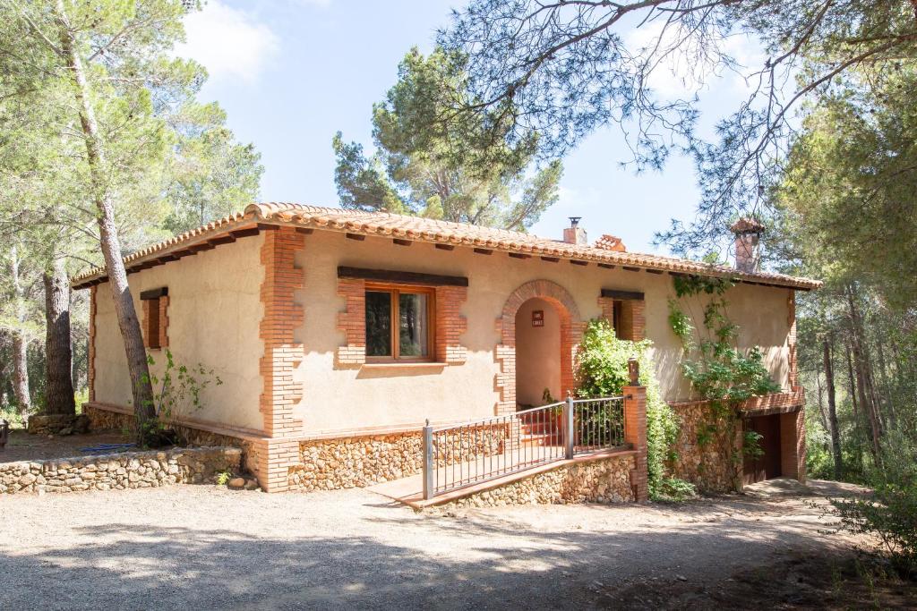 Vilanova de EscornalbouにあるAldeaMia, Cozy villa for 8 people, pool, mountain view, beach at 8 minの門前の小屋