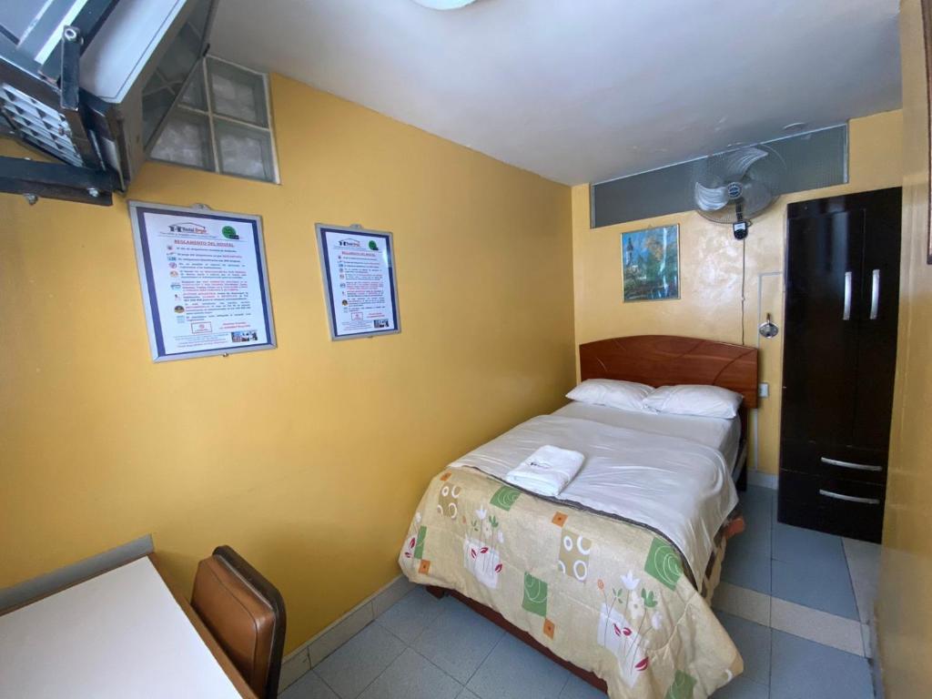Postel nebo postele na pokoji v ubytování HOSTAL HOGAR 3 Estrellas - CHEPÉN