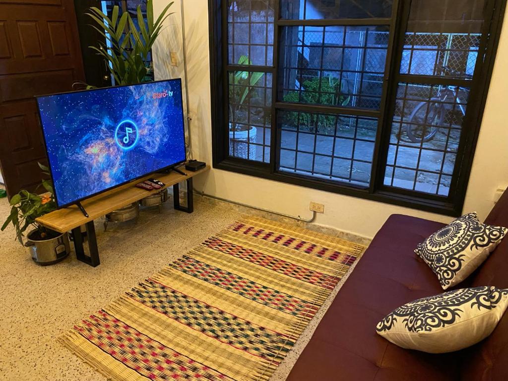 TV a/nebo společenská místnost v ubytování Tambo Hostel