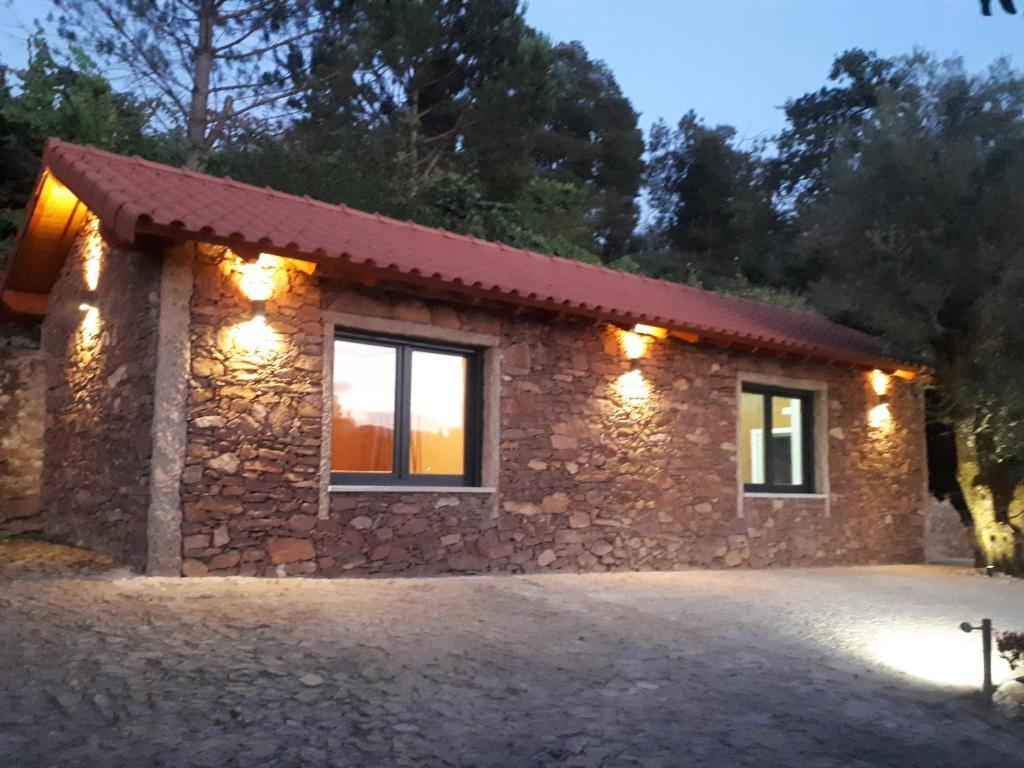 蒙丁迪巴什圖的住宿－Casa da Pena，石头房子的一侧有灯