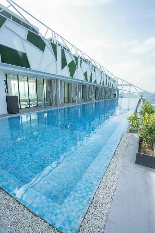 Bazén v ubytování Lime Resort Manila nebo v jeho okolí