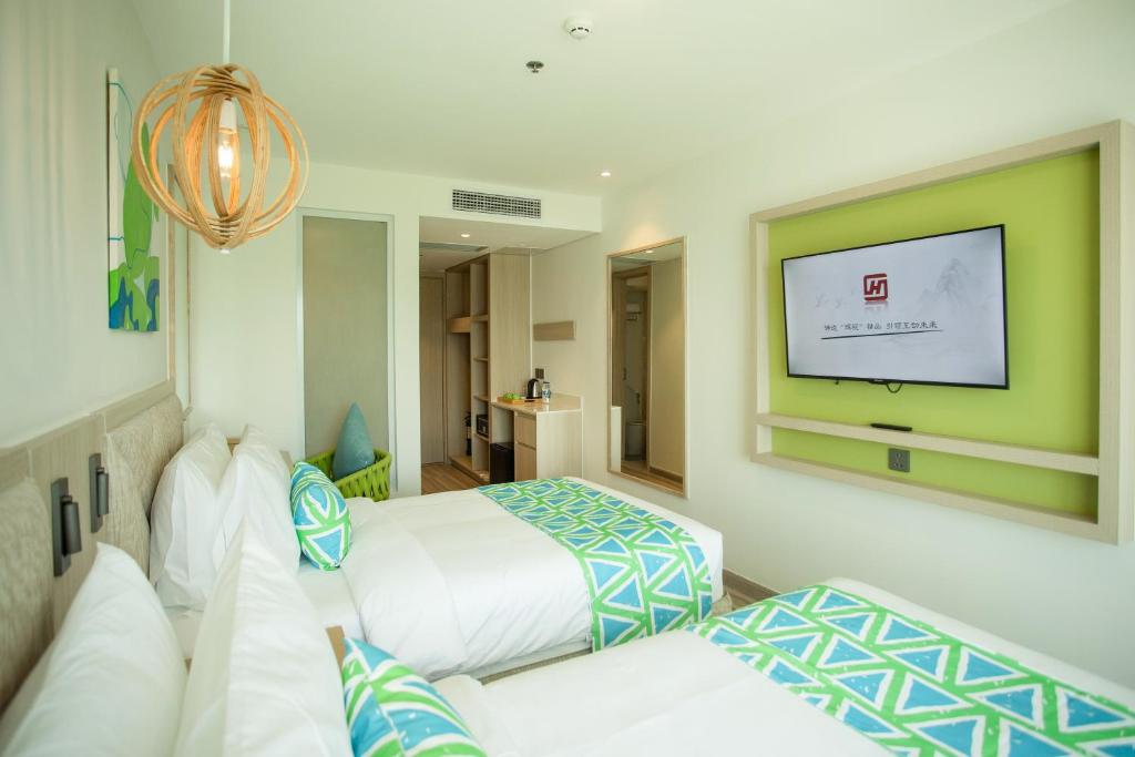 Postel nebo postele na pokoji v ubytování Lime Resort Manila