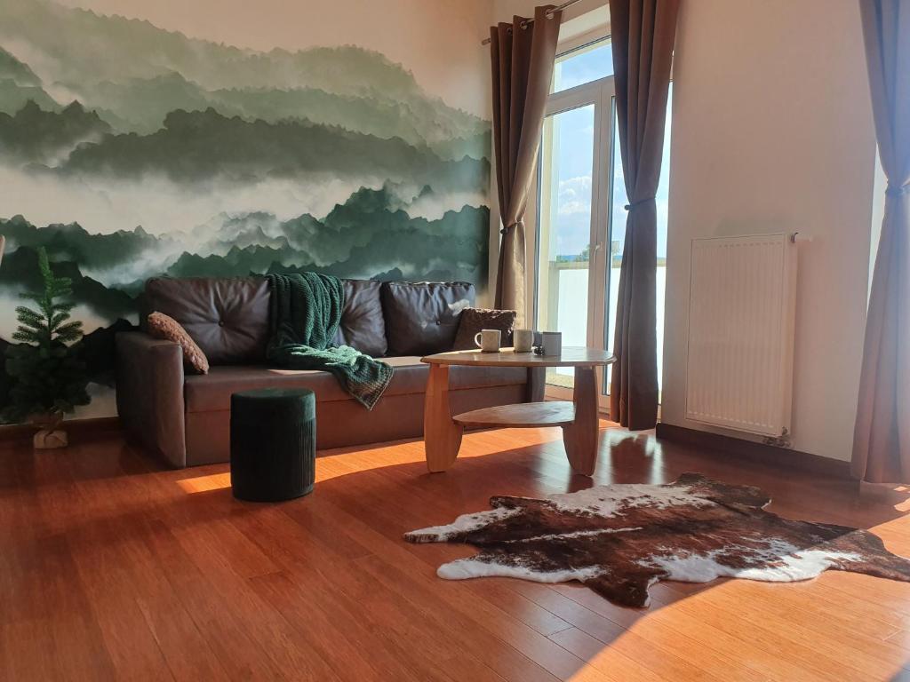 un soggiorno con divano e tavolo di Apartmán s wellness a Karlovy Vary