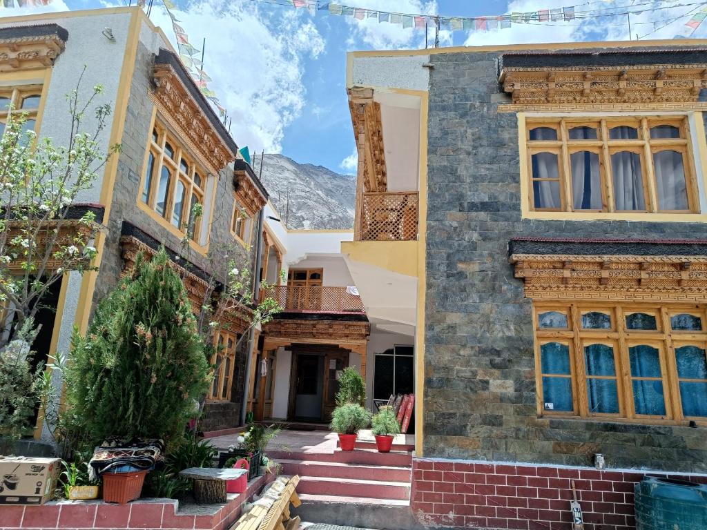 un grupo de edificios con plantas en el patio en Himalayan Regal House, en Deskit