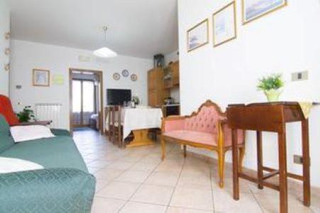 ein Wohnzimmer mit einem Sofa und einem Tisch in der Unterkunft CASA IRIDE in Castiglion Fiorentino