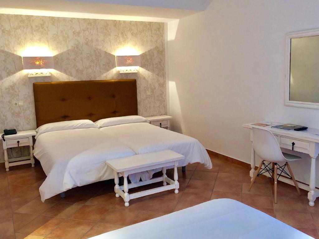 Postel nebo postele na pokoji v ubytování Hospedium Hotel Juan II