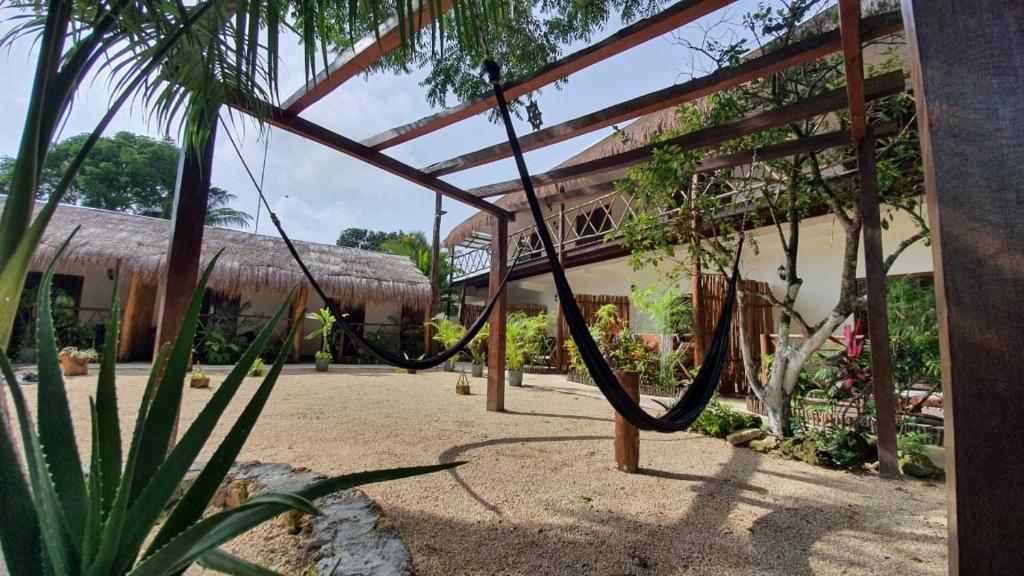 een resort met een touw aan een gebouw bij Cedro Rojo in Bacalar
