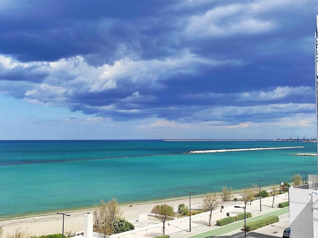 uma vista para a praia e para o oceano a partir de um edifício em DOMUS RESIDENCE - CATULLO - em Bari