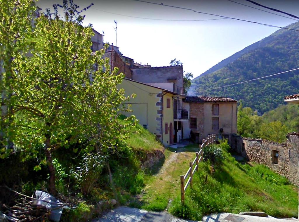 ein Haus an der Seite eines Hügels in der Unterkunft Logement avec parking et terrasse devant la maison, très jolie vue in Pettorano sul Gizio