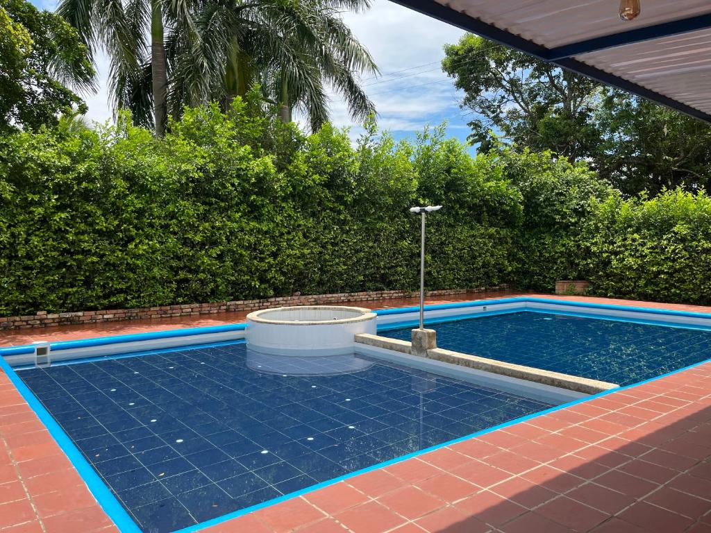 a swimming pool with a tub in the middle at Senderos de Sirivana in Yopal