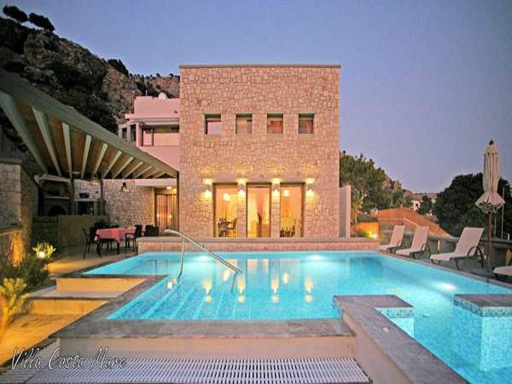 ロードスにあるVilla CostaMare - enjoy lazy days on the private Pool-Jacuzziの家の前の大型スイミングプール