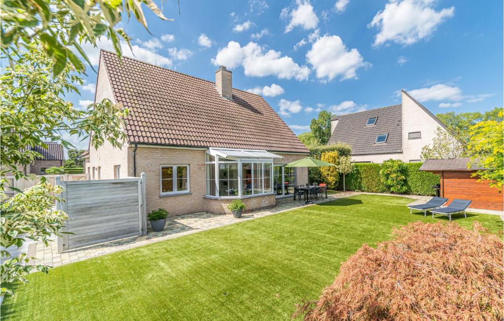ein Haus mit einem Hof mit Rasen sidx sidx sidx sidx in der Unterkunft Beautiful Home In Oostduinkerke With Kitchen in Oostduinkerke