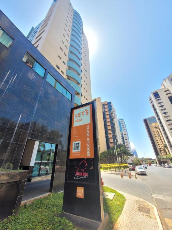 una señal en medio de una ciudad con edificios altos en Flat Lets Idea Brasília Hotel By Rei dos Flats, en Brasilia