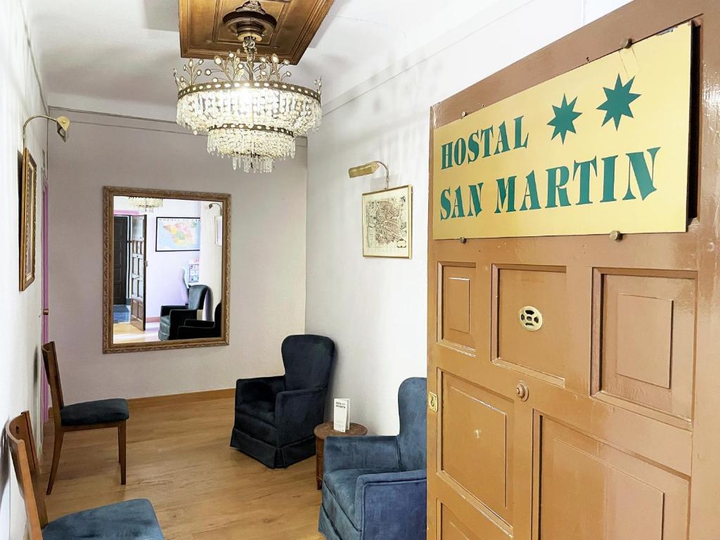 una sala de espera con un letrero de hospital en la puerta en Hostal San Martin, en Madrid