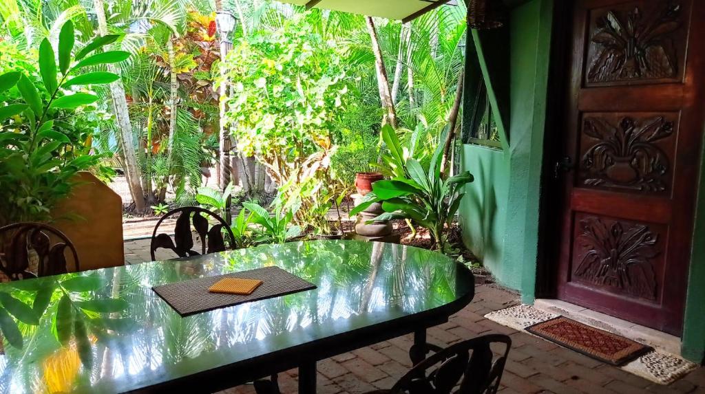 a table and chairs in a room with a door at Casitas El Escondite Playa La Ropa in Zihuatanejo
