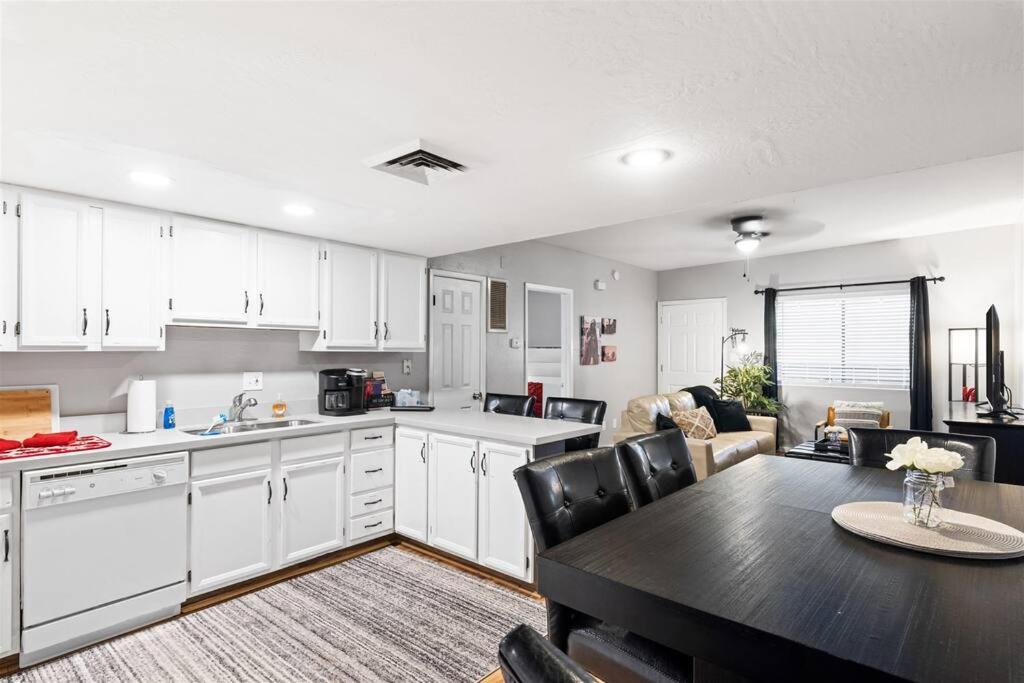 Incredible location in Old Town 2 King Bds & Patio - Appartement De Deux Chambres