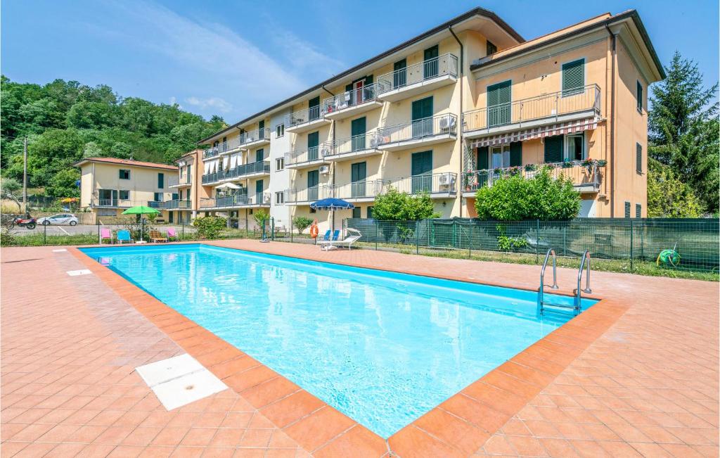 una gran piscina frente a un edificio en Gorgeous Apartment In Arpiola-pianturcano With House A Panoramic View, en Arpiola