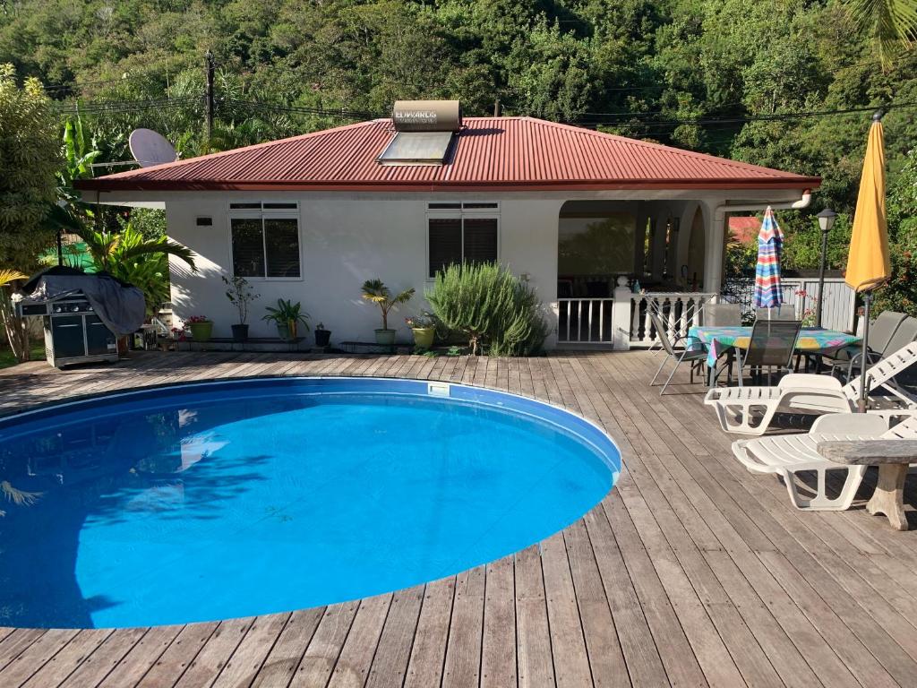 a swimming pool in front of a house at Matatia in Punaauia
