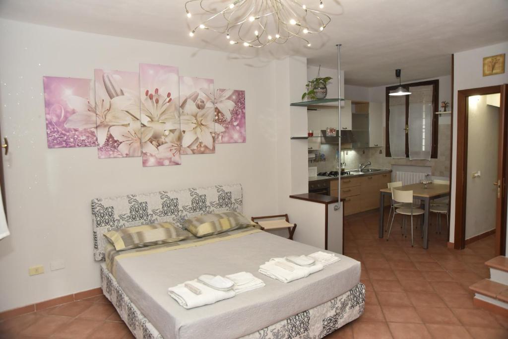1 Schlafzimmer mit einem großen Bett und einer Küche in der Unterkunft Casa Emanuela, Il nostro Nido d'amore in Casalgrande