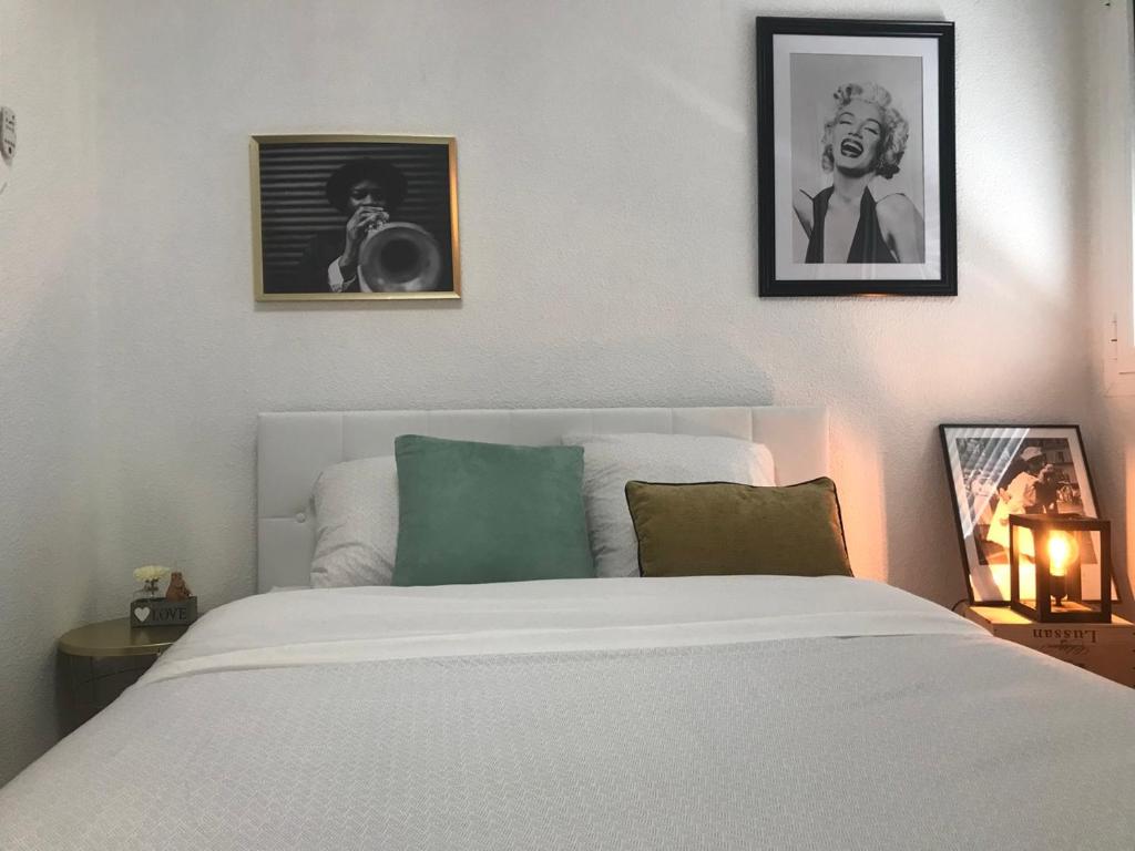 um quarto com uma cama e duas fotografias na parede em Brooklyn - Studio moderne à 2 pas du tram A em Grenoble