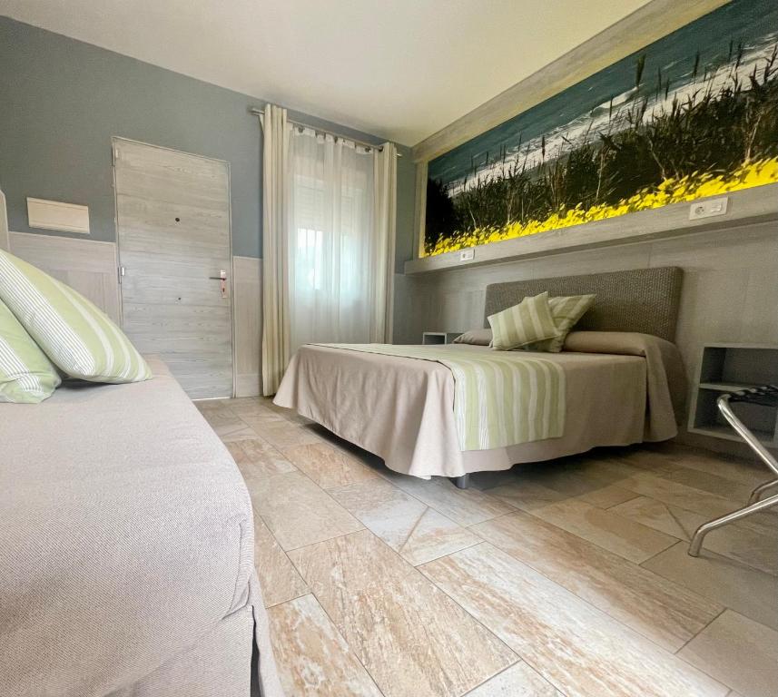 Łóżko lub łóżka w pokoju w obiekcie Hostal Noli