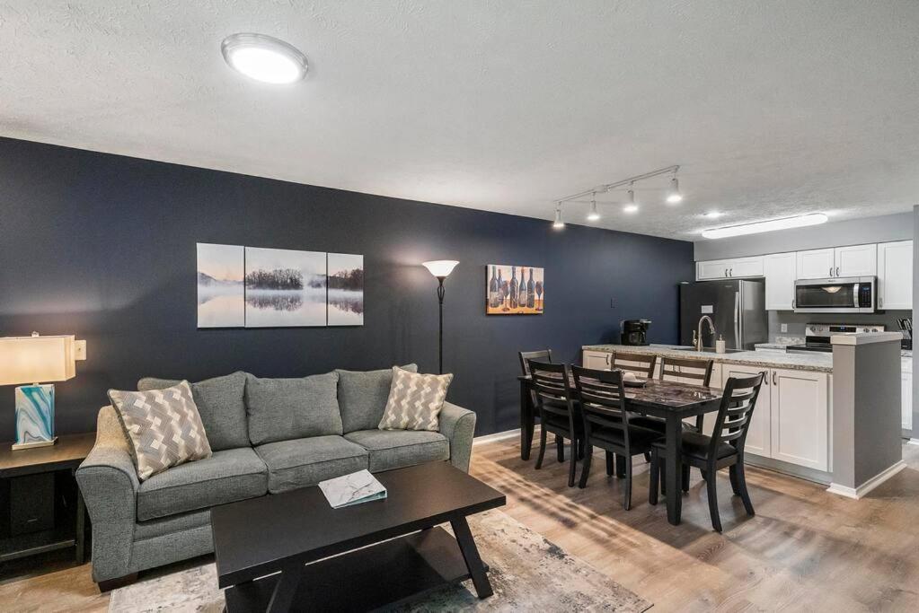 哈伯斯普林斯Harbor Springs-Secluded setting+amenities+pets的带沙发和桌子的客厅和厨房