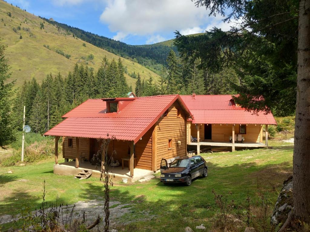 una baita di tronchi con un'auto parcheggiata di fronte di GAGO’S WOODEN HOUSE a Plav