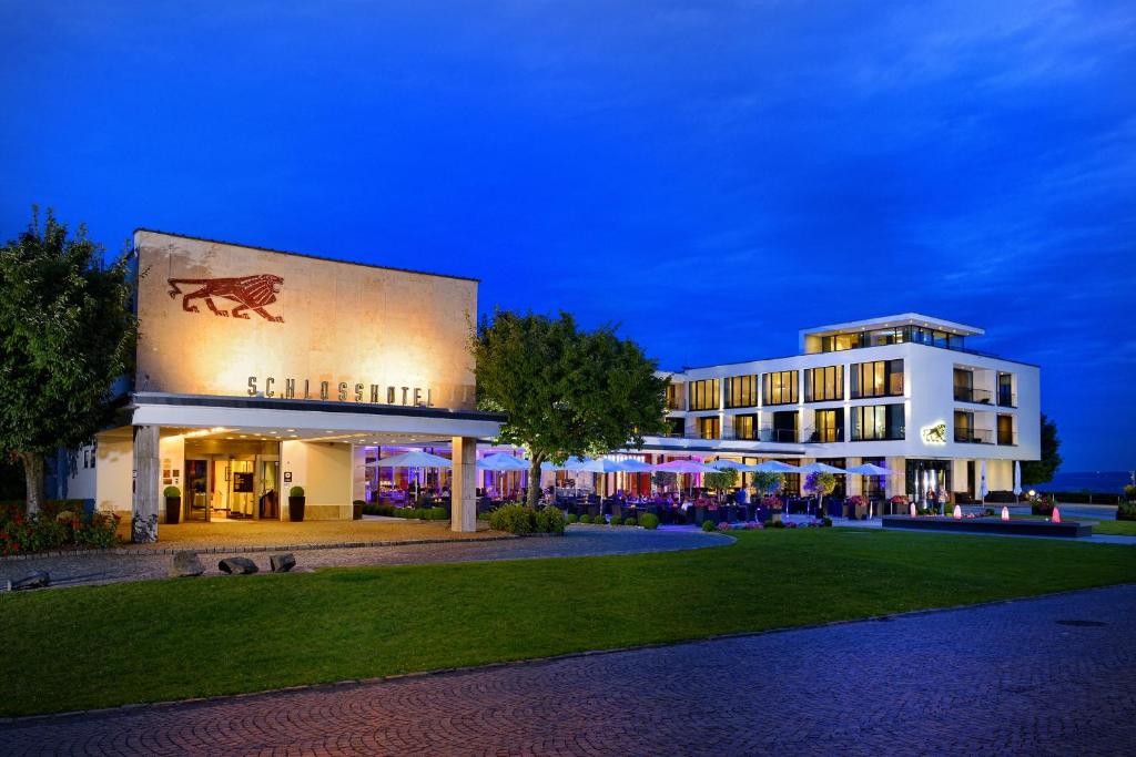 ein Gebäude mit einem seitlich bemalten Pferd in der Unterkunft Schlosshotel Kassel in Kassel