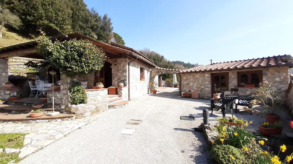 Cette maison en pierre dispose d'un jardin et d'une terrasse. dans l'établissement Villa Armonia, à Borgo a Mozzano
