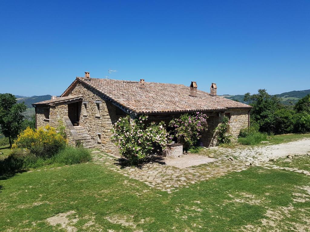 un antiguo edificio de piedra con techo en TERRALUNA Country house San Leo - San Marino, en San Leo