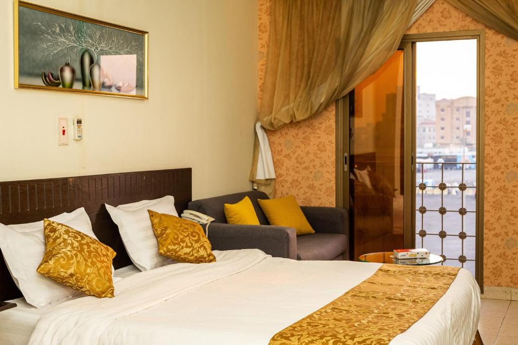 um quarto de hotel com uma cama e um sofá em النايفة للشقق المفروشة em Al Khobar