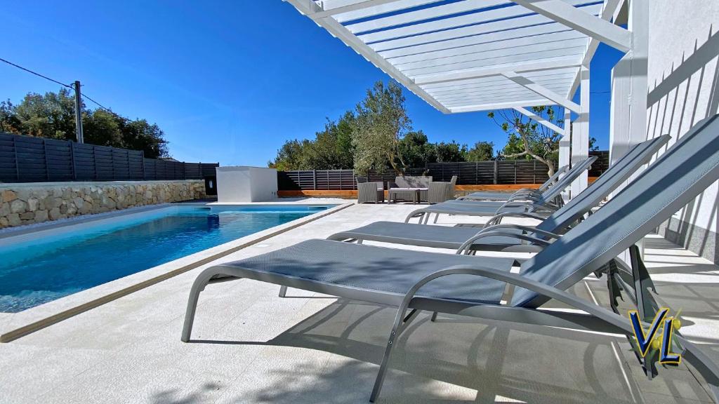 Fotografia z galérie ubytovania Pakostane - VRGADA -appartement 50 m2 avec piscine v Pakoštane