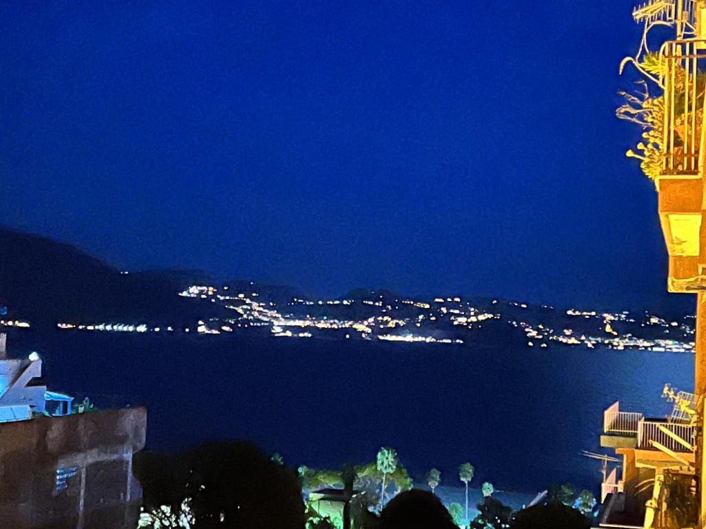 - Vistas al agua y a la ciudad por la noche en Sogno di mezza estate, en Torre Annunziata