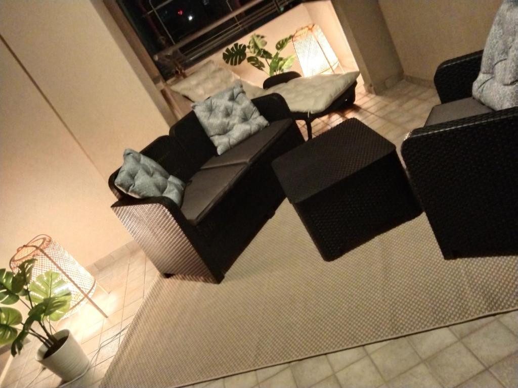 vistas panorámicas a una sala de estar con sofá y sillas en Casa Luigi, en Montesilvano