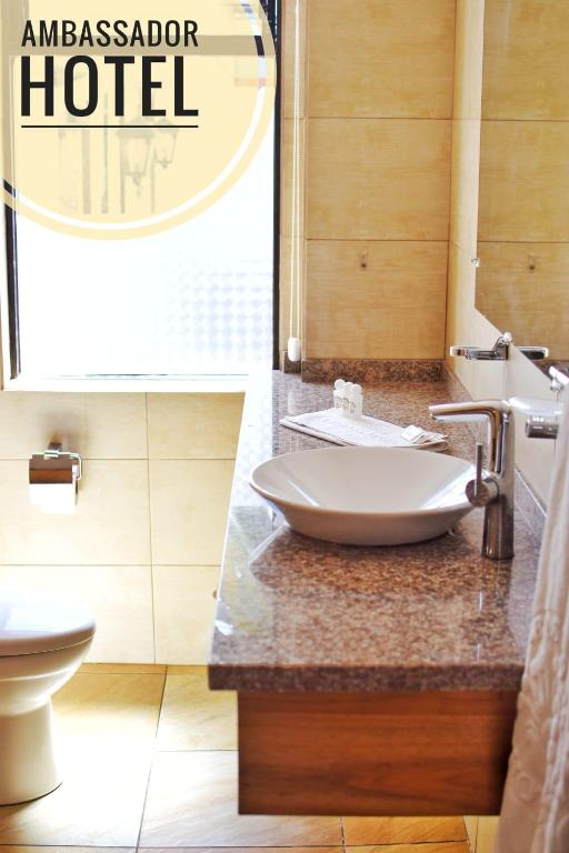 Koupelna v ubytování Hotel Ambassador