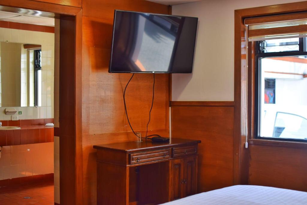 TV a/nebo společenská místnost v ubytování Hotel Ambassador
