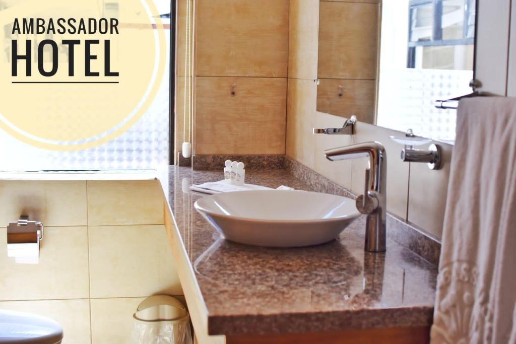 Koupelna v ubytování Hotel Ambassador