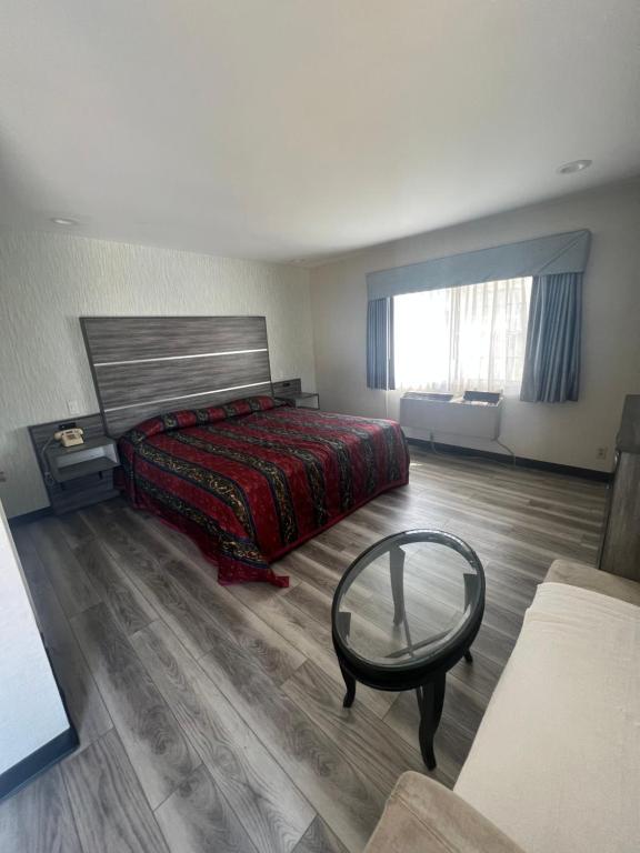 a bedroom with a bed and a table in it at Keystone Motel in Norwalk