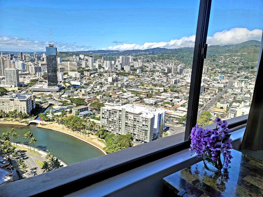 Waikiki Condo High Floor Views Beaches Convention Center - King Studio With Sofa Bed