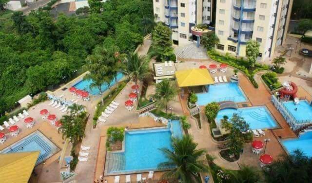 z góry widok na ośrodek z kilkoma basenami w obiekcie Ap 106 Sol das Caldas w mieście Caldas Novas