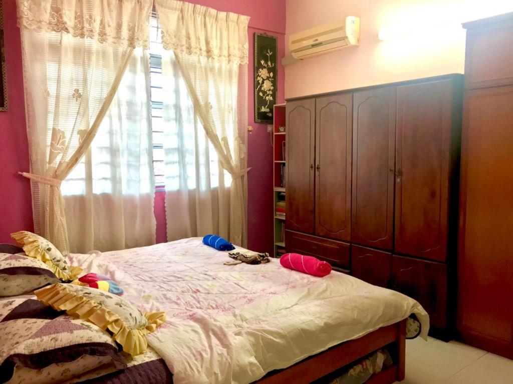 Postel nebo postele na pokoji v ubytování Homestay Rumah Singgah