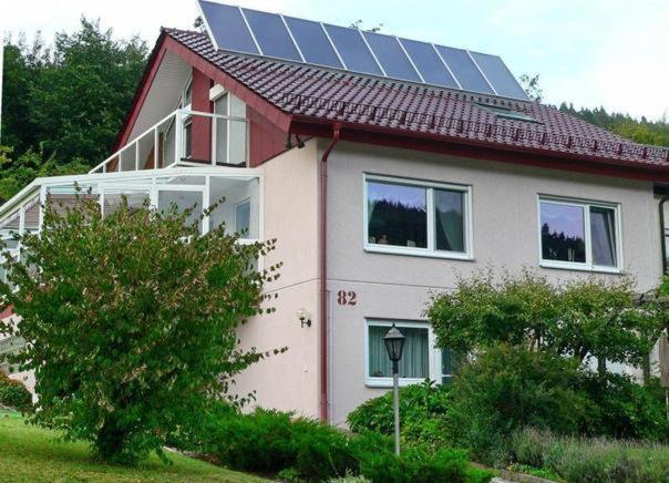 ein Haus mit einem Sonnenkollektor darüber in der Unterkunft Ferienwohnung Christine in Bad Wildbad