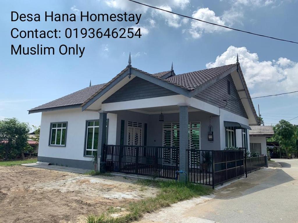 Uma casa com um sinal que diz "Casa Hanna Homasy Contact" em Desa Hana Homestay em Kuala Terengganu