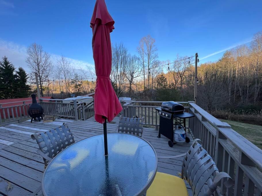 Vacation Home Cozy 3 bedroom 2 bath home with Washer and Dryer/WIFI