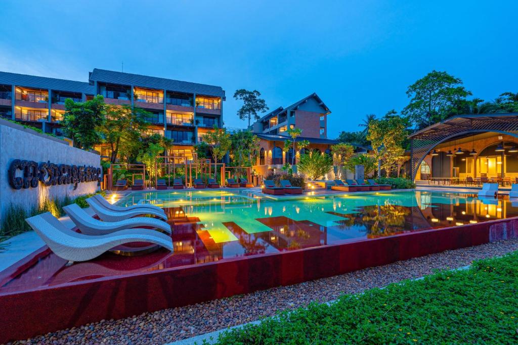 - une piscine dans un complexe la nuit dans l'établissement Thai Fight Hotel, à Lamai